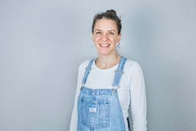 Madlen Sasee Geburtshaus Portraits 14 scaled 1 400x267